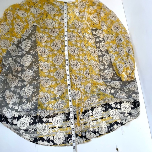 CABI Floral Tunic blouse in Small. Soft yellow and‎ gray that fades to d… - Picture 4 of 12